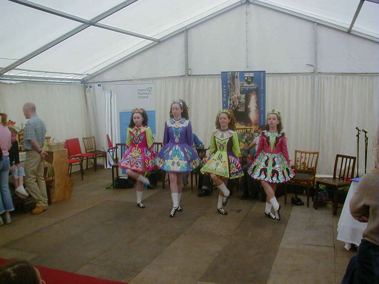 dancers.jpg (84045 bytes)