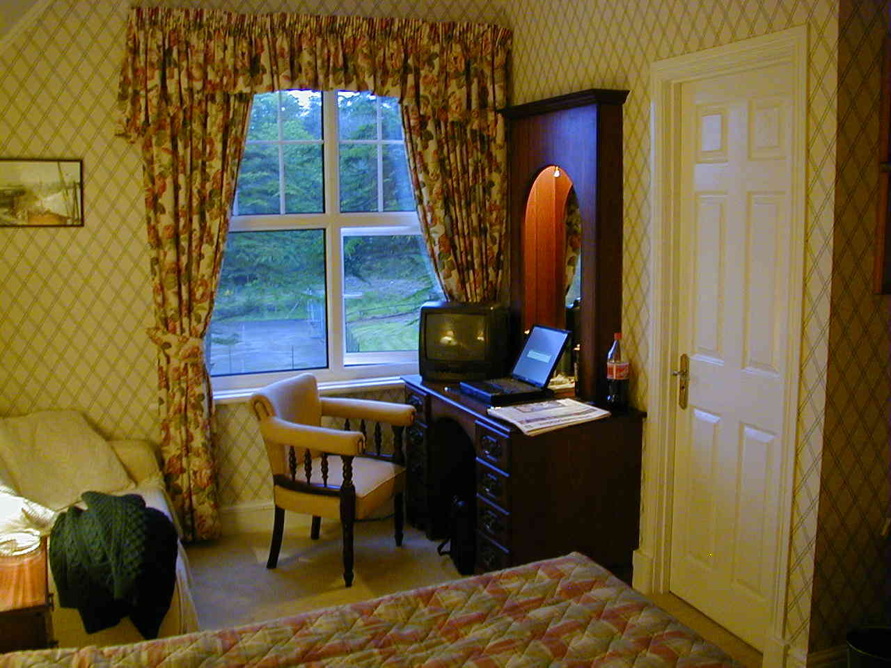 my room.jpg (95917 bytes)